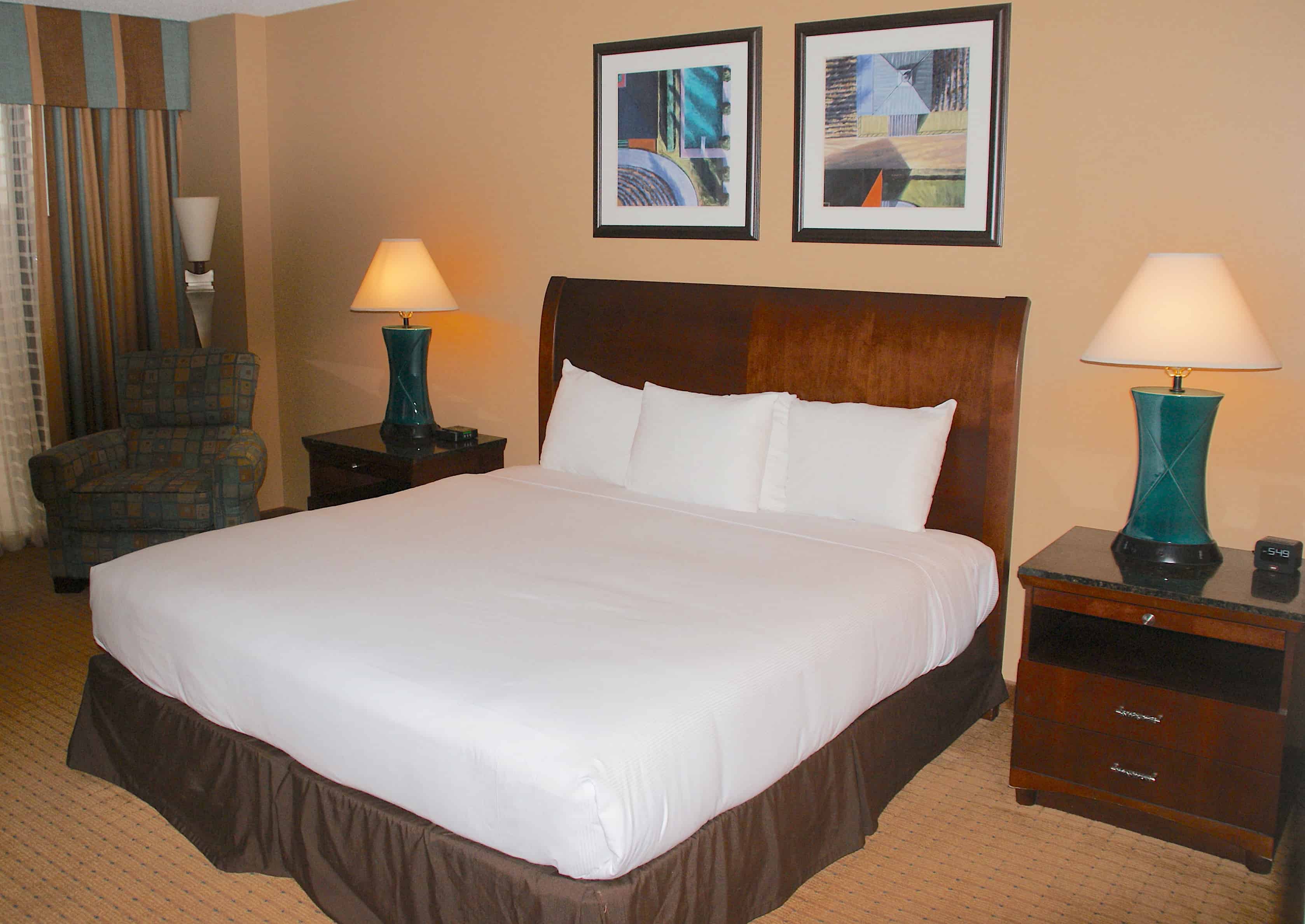 DoubleTree by Hilton Houston Downtown Guest Bedroom