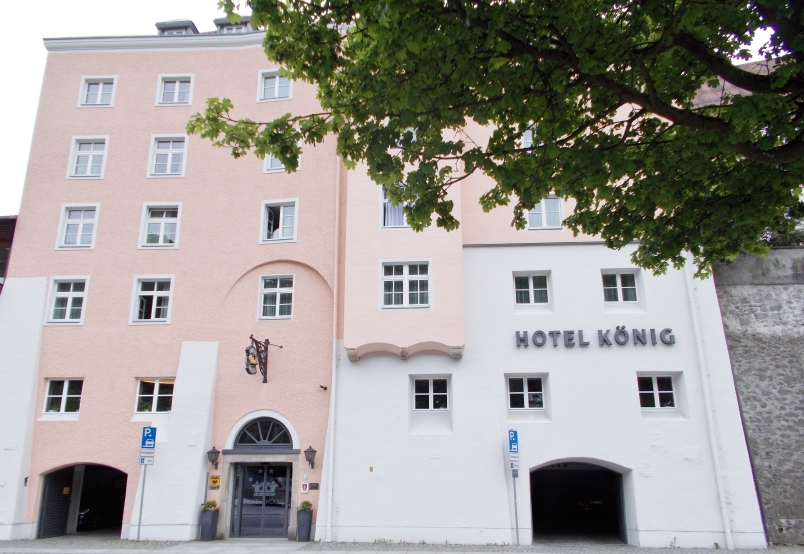 Front Entry Hotel Koenig